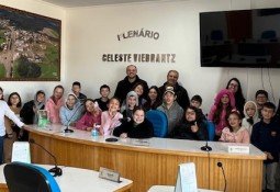 Alunos do 4º ano da Escola Maria Antônia visitam a Câmara de Vereadores